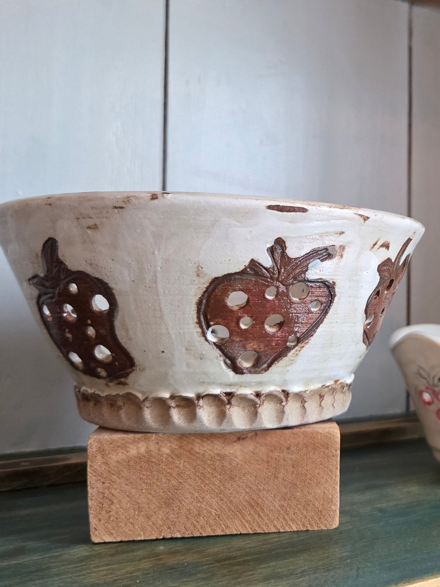Farmhouse Berry Bowl - Large