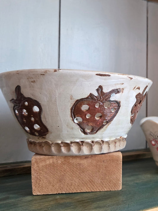 Farmhouse Berry Bowl - Large
